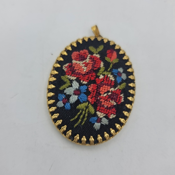 Rose Petit Point Floral Pendant Black Gold Oval Embroidered Jewelry 70s Vintage - Picture 10 of 10